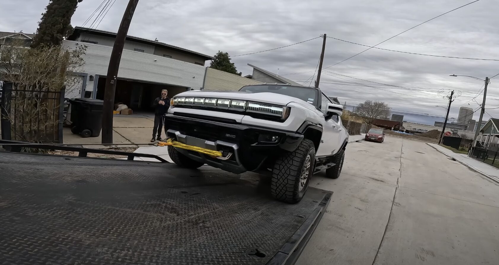 Professional Vehicle Loading - Safe Transport for All Vehicle Types Heavy-duty tow truck loading large pickup truck using professional equipment